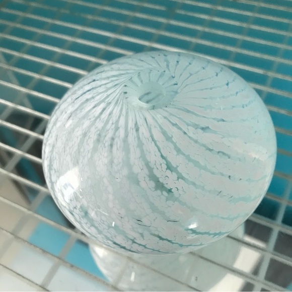 🎁 Vintage 1995 Signed Handblown Art Glass Bud Vase – White Milky Way Veining - Picture 7 of 9